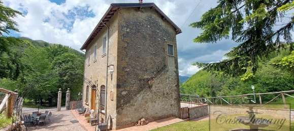 4 bedrooms House in Molazzana, Italy No. 698 6