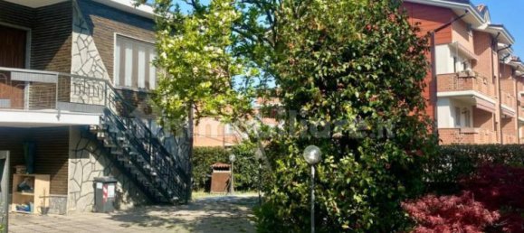 Villa de 4 dormitorios en Nichelino, Italy No. 129393 2