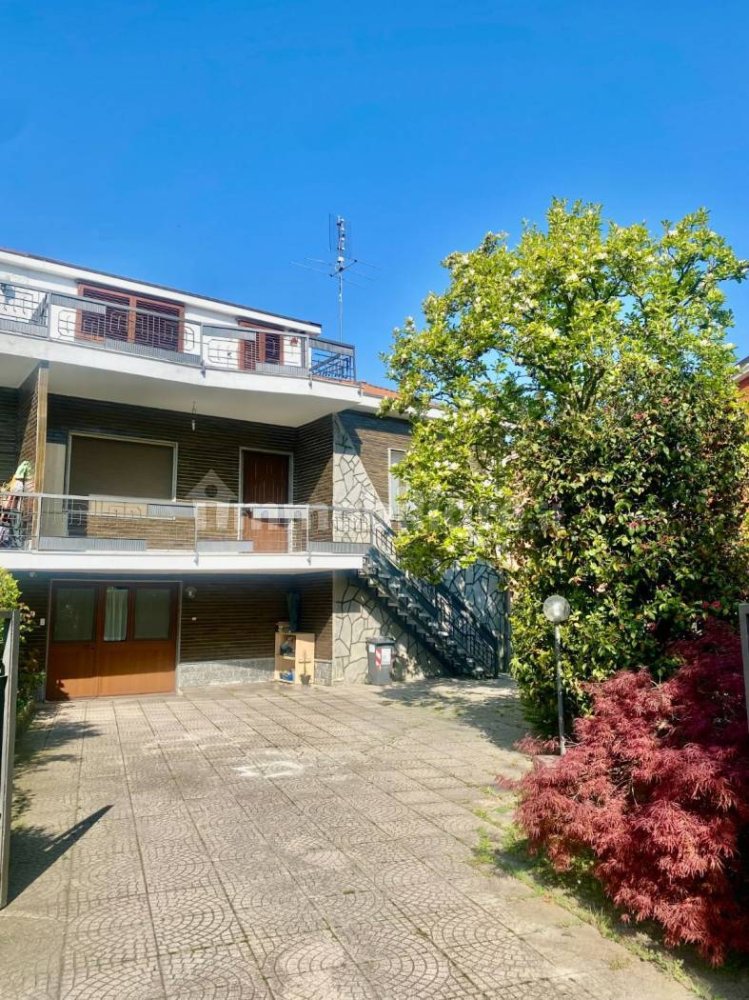 Villa de 4 dormitorios en Nichelino, Italy No. 129393