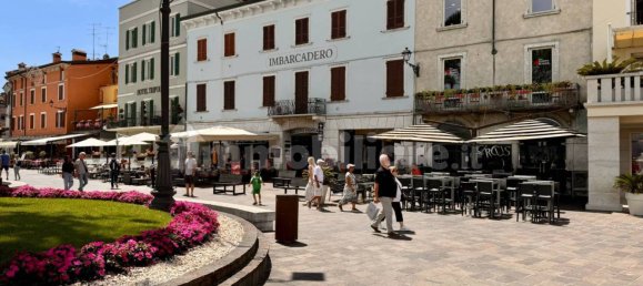 1 room Commercial property in Desenzano del Garda, Italy No. 296810 2