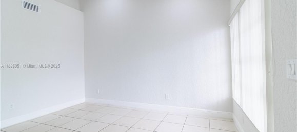 3 Schlafzimmer Doppelhaus in Miami, USA, Nr. 614867 4