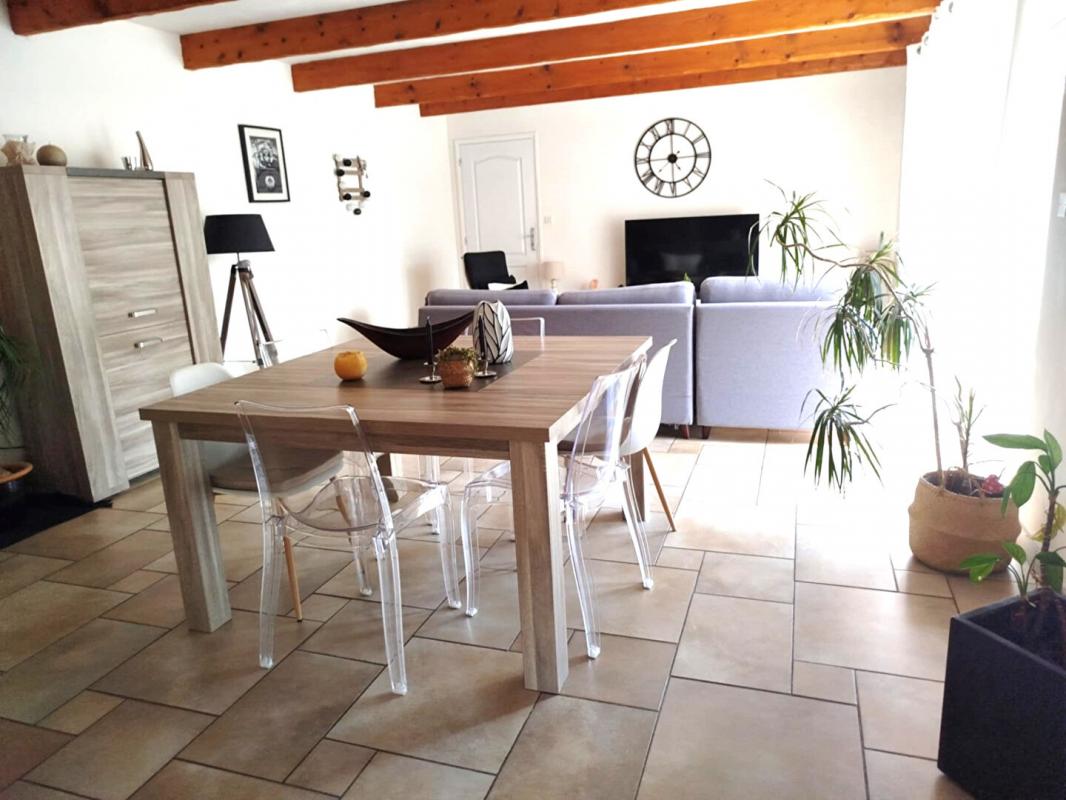 Casa de 4 dormitorios en Noyal-Pontivy, France No. 278584