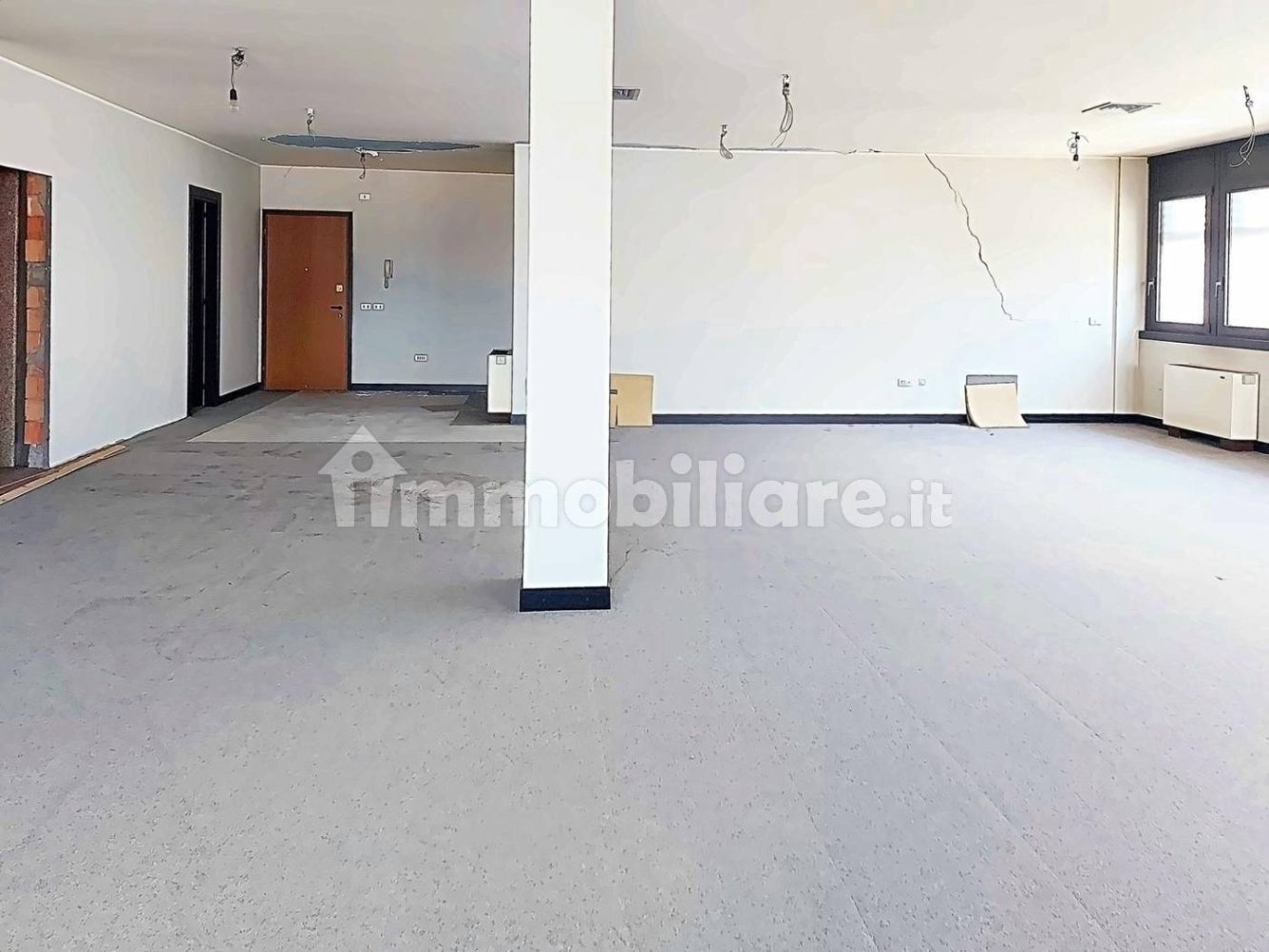 136m² Office in Delebio, Italy No. 317771