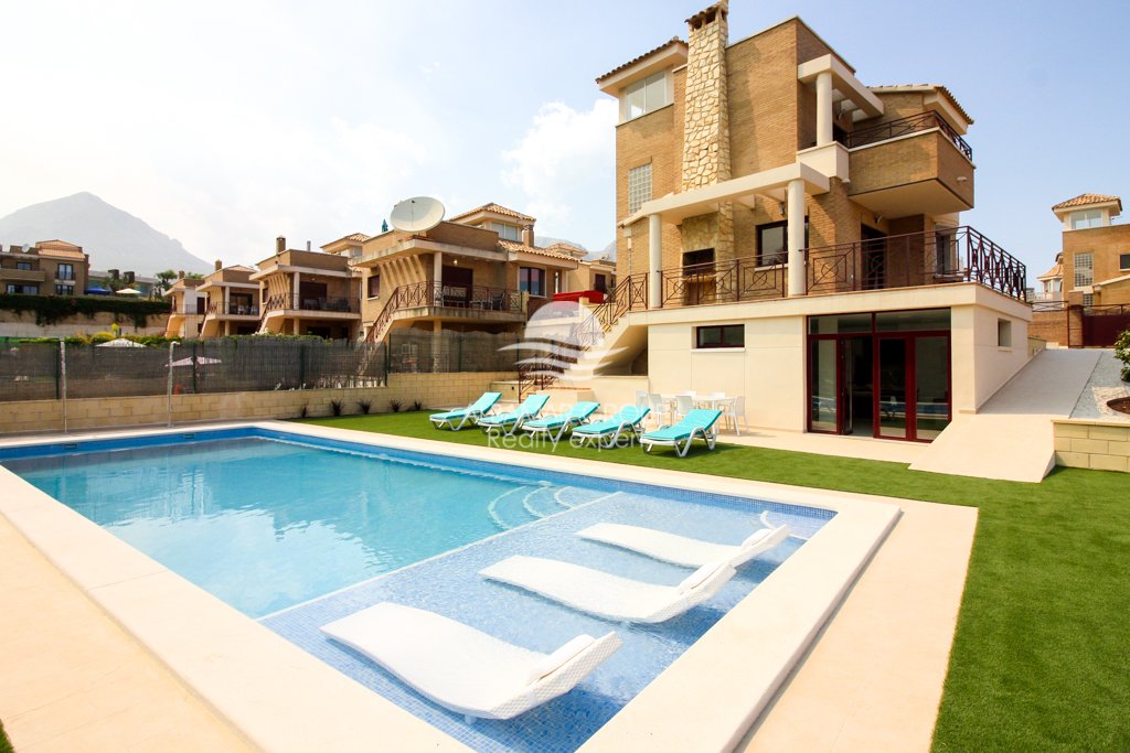 4 bedrooms Villa in La Nucia, Spain No. 4266