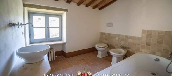 6 bedrooms House in Montone, Italy No. 107683 8