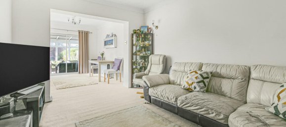 4 bedrooms House in Hounslow, United Kingdom No. 8493 3