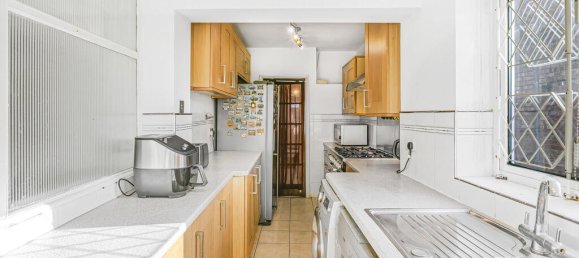 4 bedrooms House in Hounslow, United Kingdom No. 8493 2