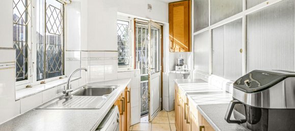 4 bedrooms House in Hounslow, United Kingdom No. 8493 10