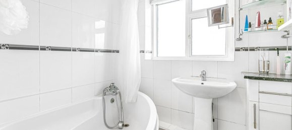 4 bedrooms House in Hounslow, United Kingdom No. 8493 16