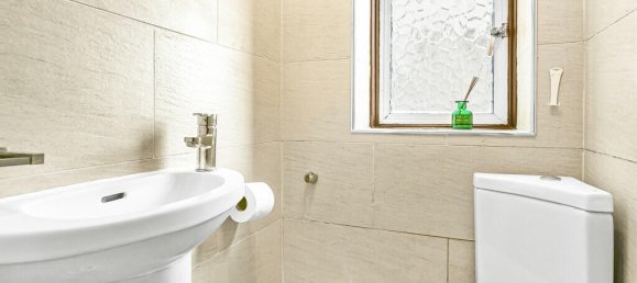 4 bedrooms House in Hounslow, United Kingdom No. 8493 18