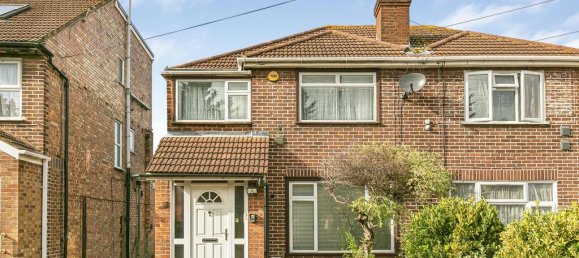 4 bedrooms House in Hounslow, United Kingdom No. 8493 24