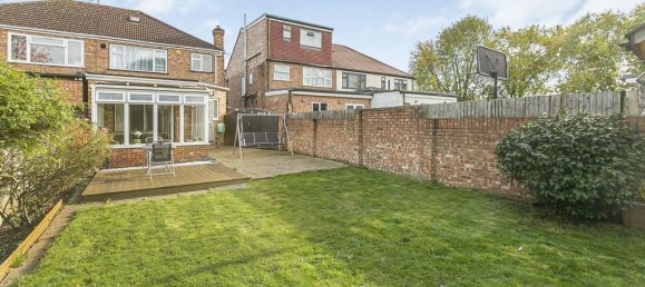 4 bedrooms House in Hounslow, United Kingdom No. 8493 21