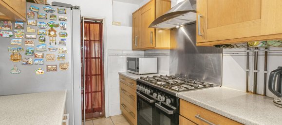 4 bedrooms House in Hounslow, United Kingdom No. 8493 11