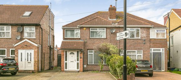 4 bedrooms House in Hounslow, United Kingdom No. 8493 23