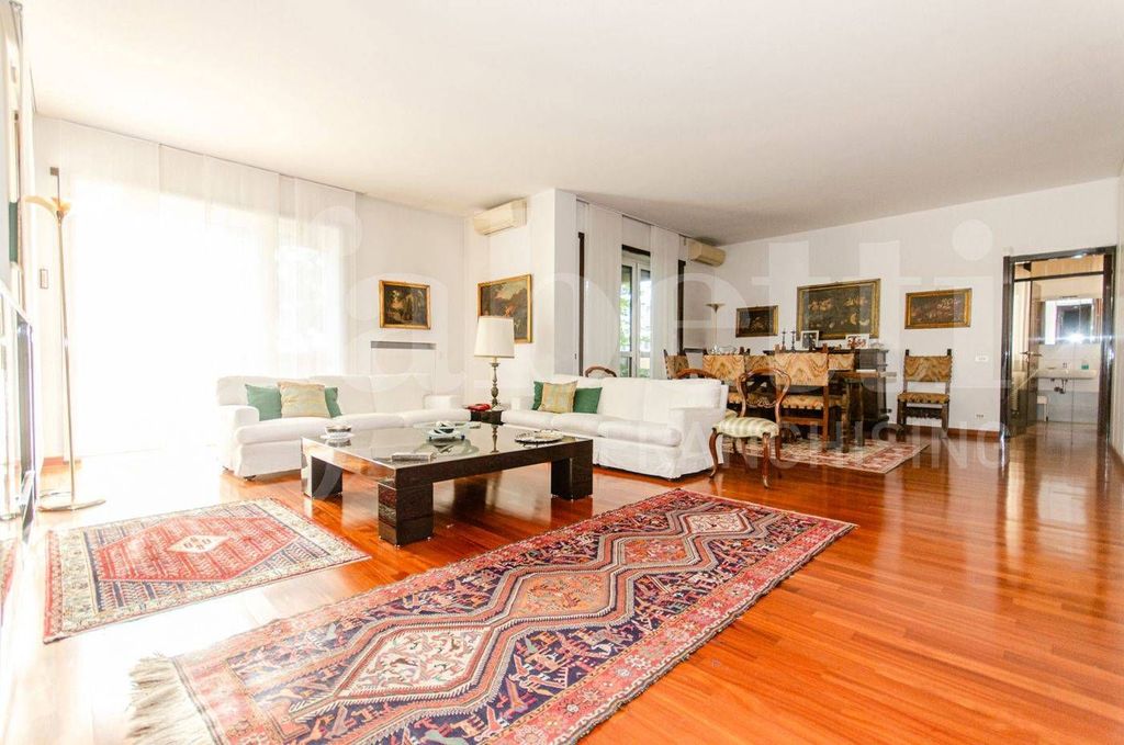 3 bedrooms Apartment in Milan, Italy No. 332124