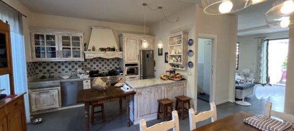 4 bedrooms House in Massa, Italy No. 322433 6