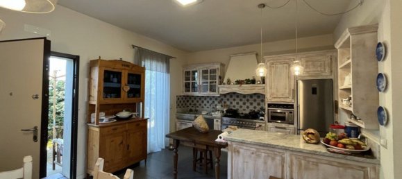 4 bedrooms House in Massa, Italy No. 322433 8