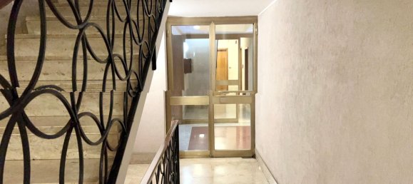 4 rooms Apartment in Rome, Italy No. 209840 2