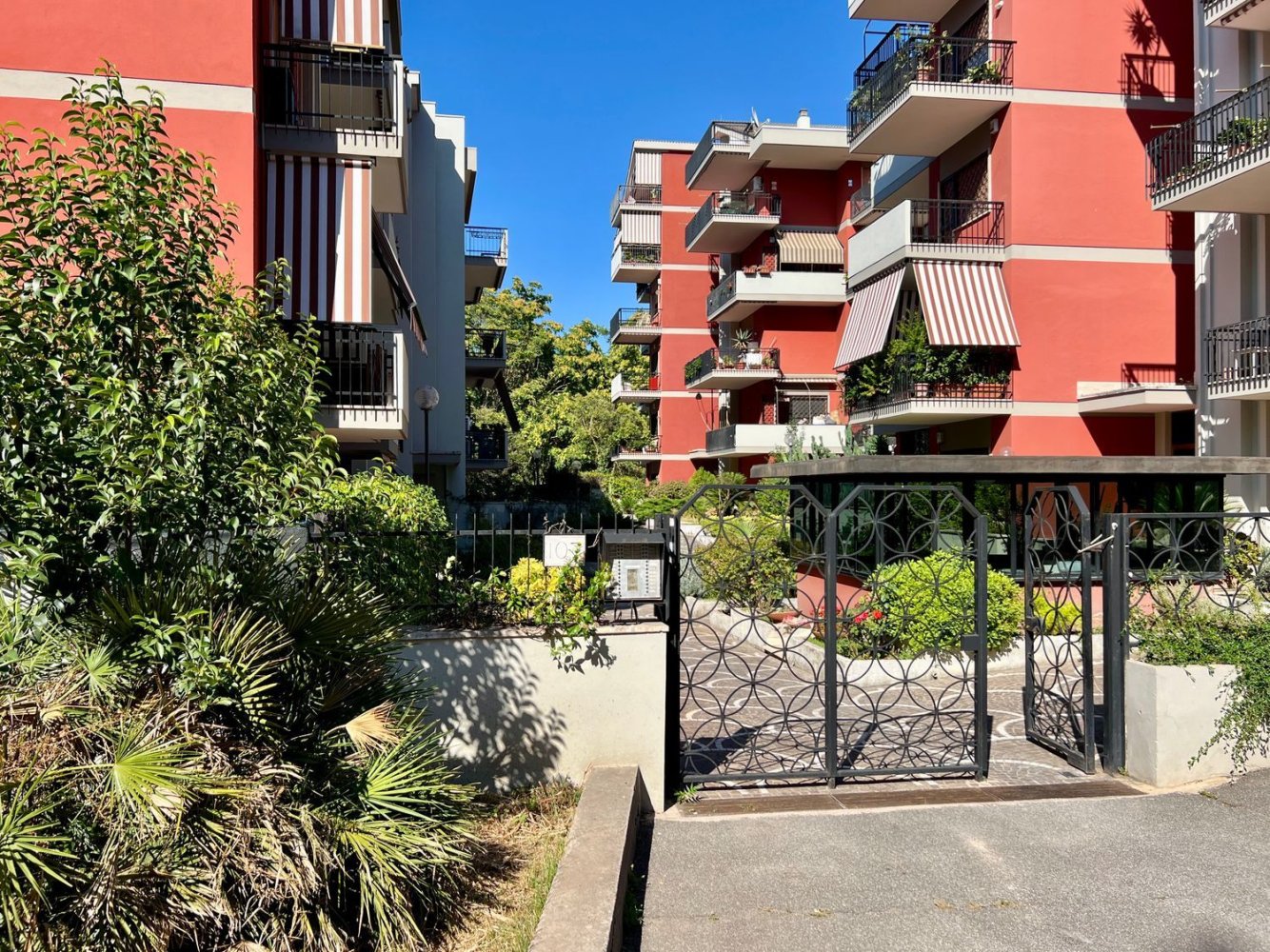 4 rooms Apartment in Rome, Italy No. 209840