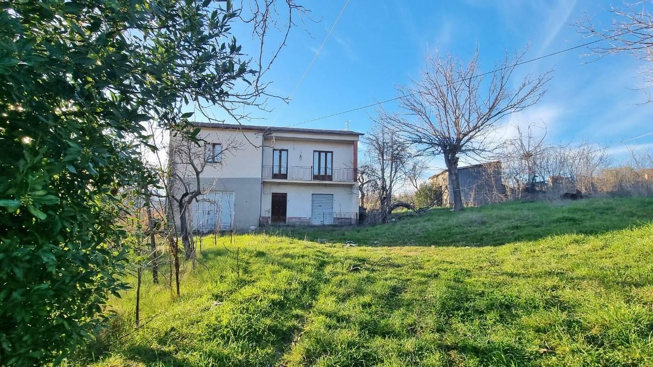 4 rooms House in Gesualdo, Italy No. 113697