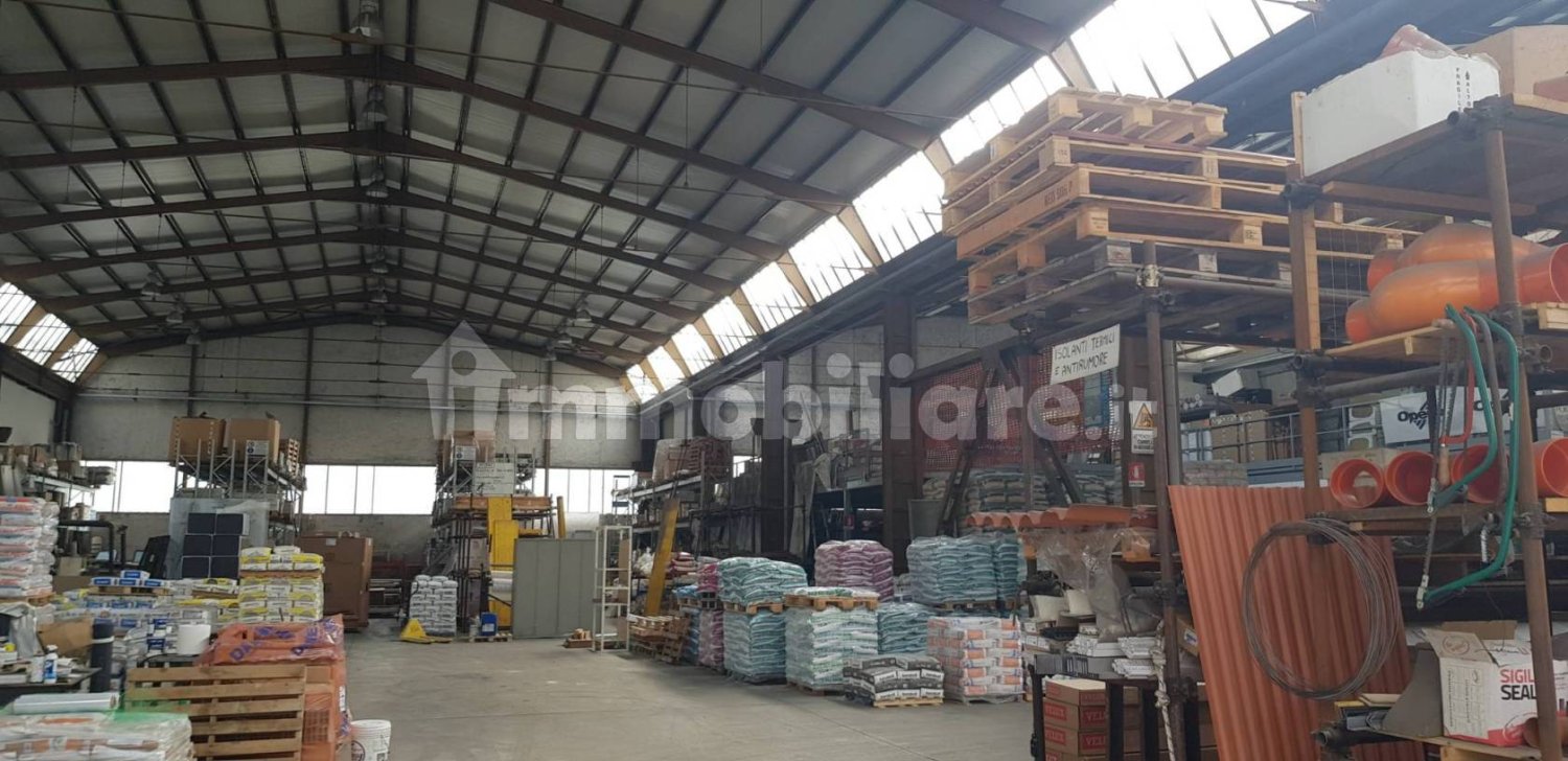 Entrepôt à Civate, Italy 1043m² No. 209208