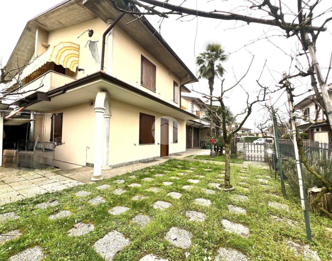 Villa de 4 habitaciónes en Pontoglio, Italy No. 15094