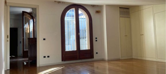 7 rooms Penthouse in Modena, Italy No. 20787 16
