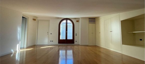 7 rooms Penthouse in Modena, Italy No. 20787 27
