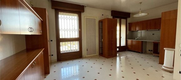 7 rooms Penthouse in Modena, Italy No. 20787 2