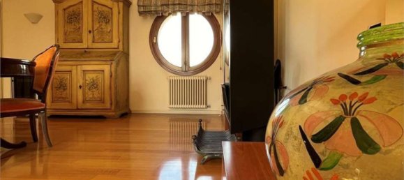 7 rooms Penthouse in Modena, Italy No. 20787 5