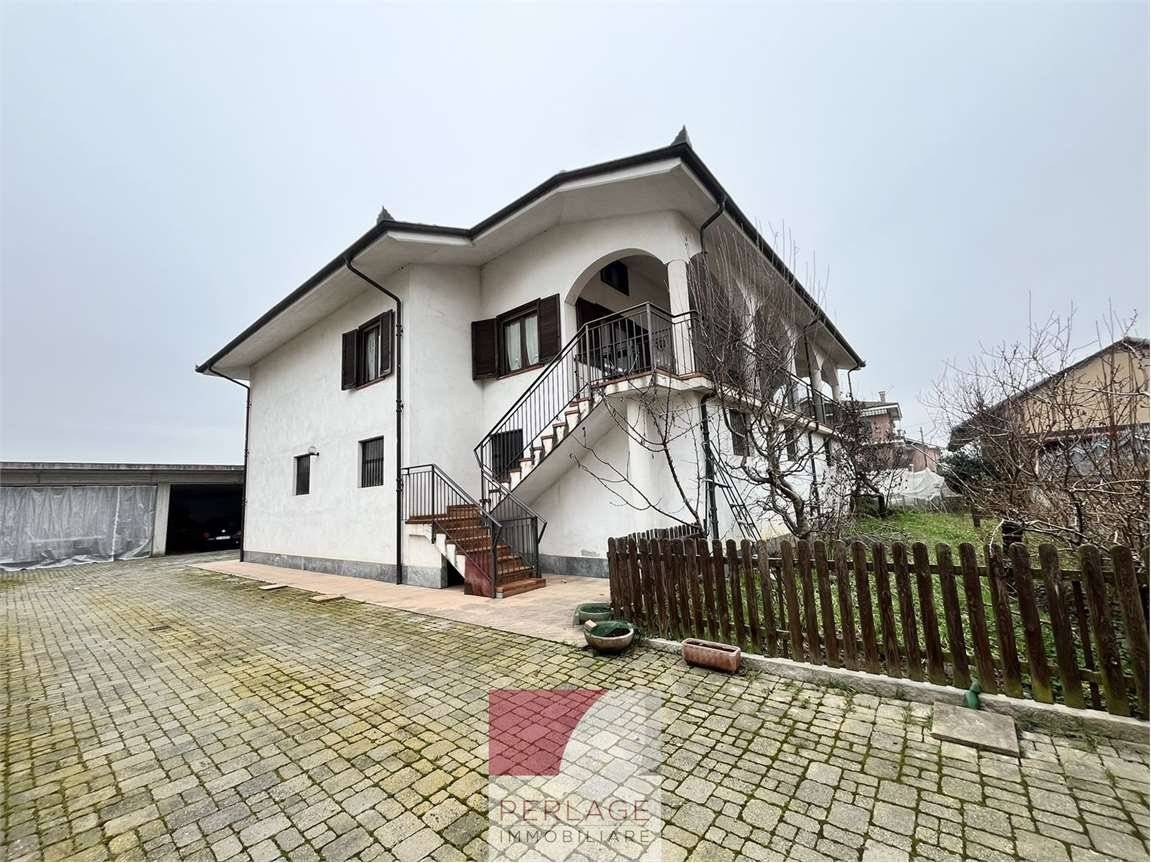 3 bedrooms Villa in Sommariva del Bosco, Italy No. 163039