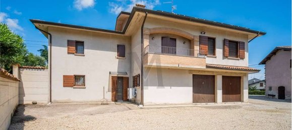 3 bedrooms Villa in Viano, Italy No. 298539 3
