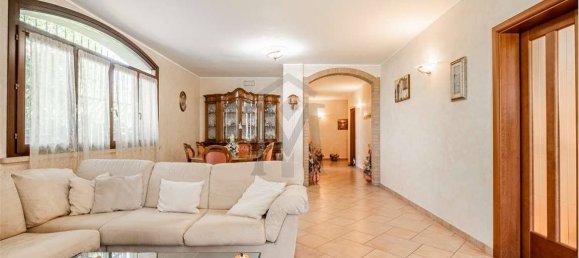 3 bedrooms Villa in Viano, Italy No. 298539 9