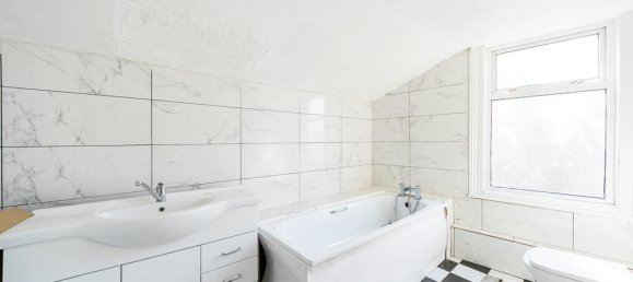 2 bedrooms House in London, United Kingdom No. 7672 8