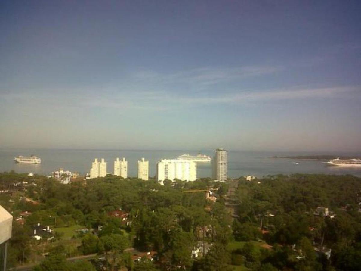 Apartamento de 3 dormitorios en Maldonado, Uruguay No. 9793