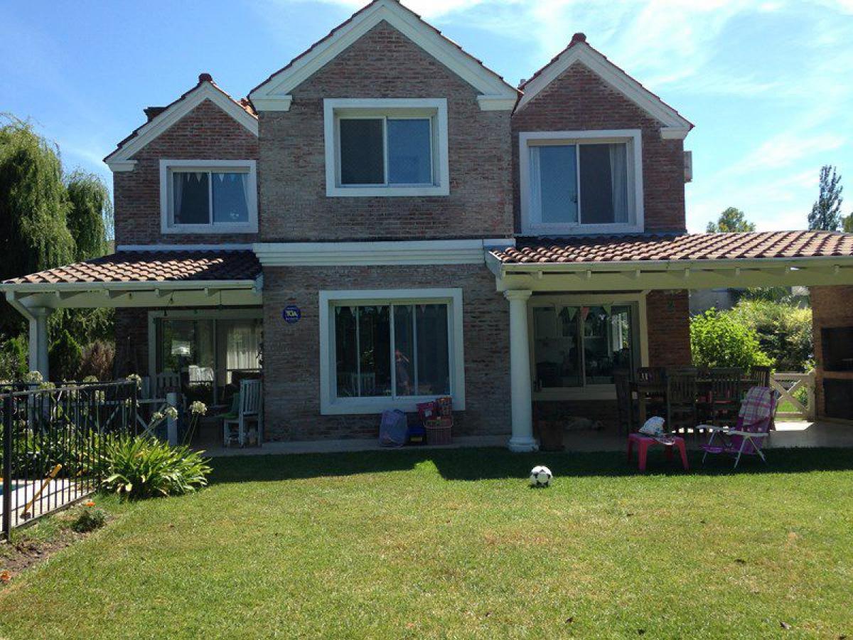 Casa de 4 dormitorios en Tigre, Argentina No. 6424