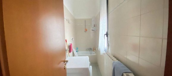 3 rooms Apartment in Parma, Italy No. 23847 3