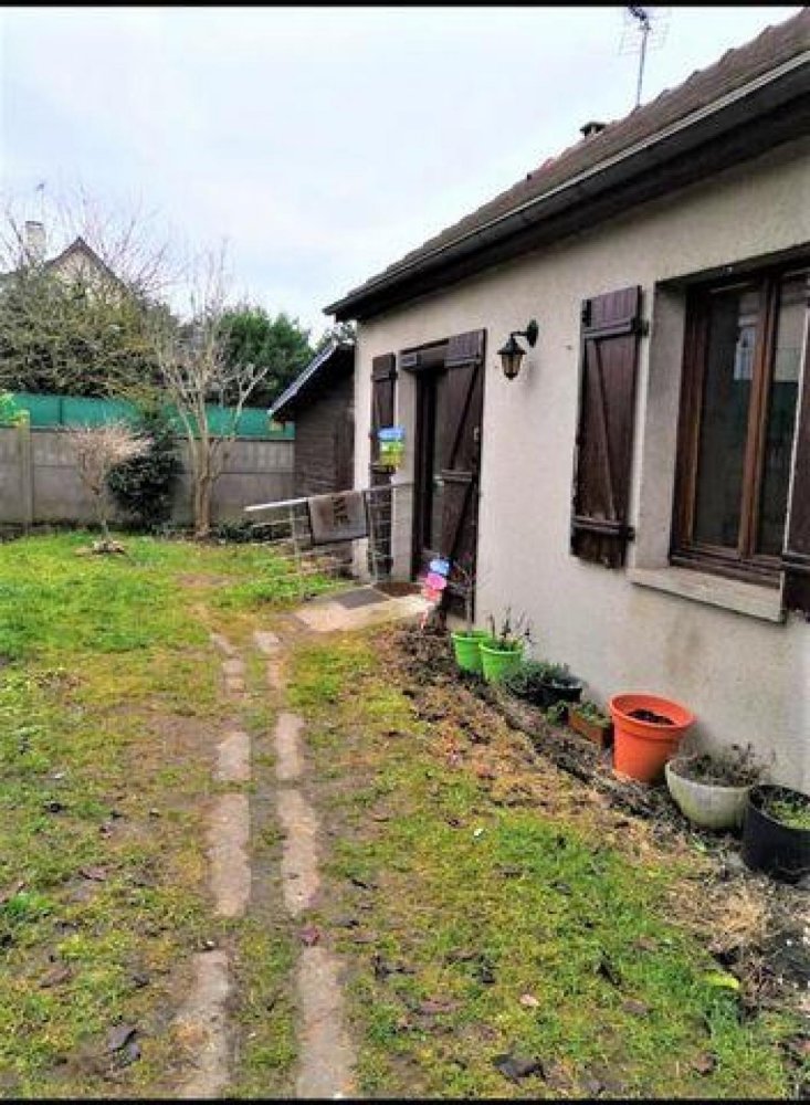 Studio in Limay, France No. 29255