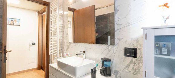 Apartamento de 3 habitaciónes en Mariano Comense, Italy No. 20490 23