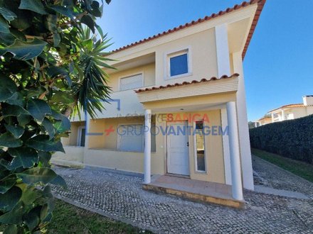 3 bedrooms House in Cascais, Portugal No. 179172