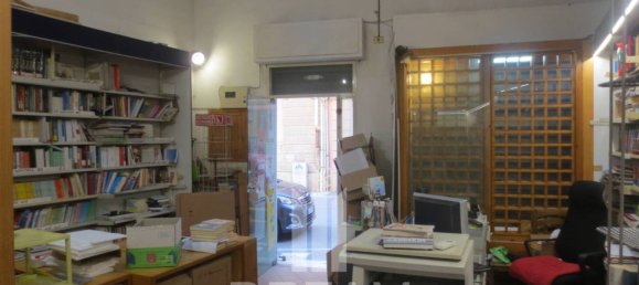 Коммерческая недвижимость с 2 комнатами в Кальяри, Италия № 85600 8