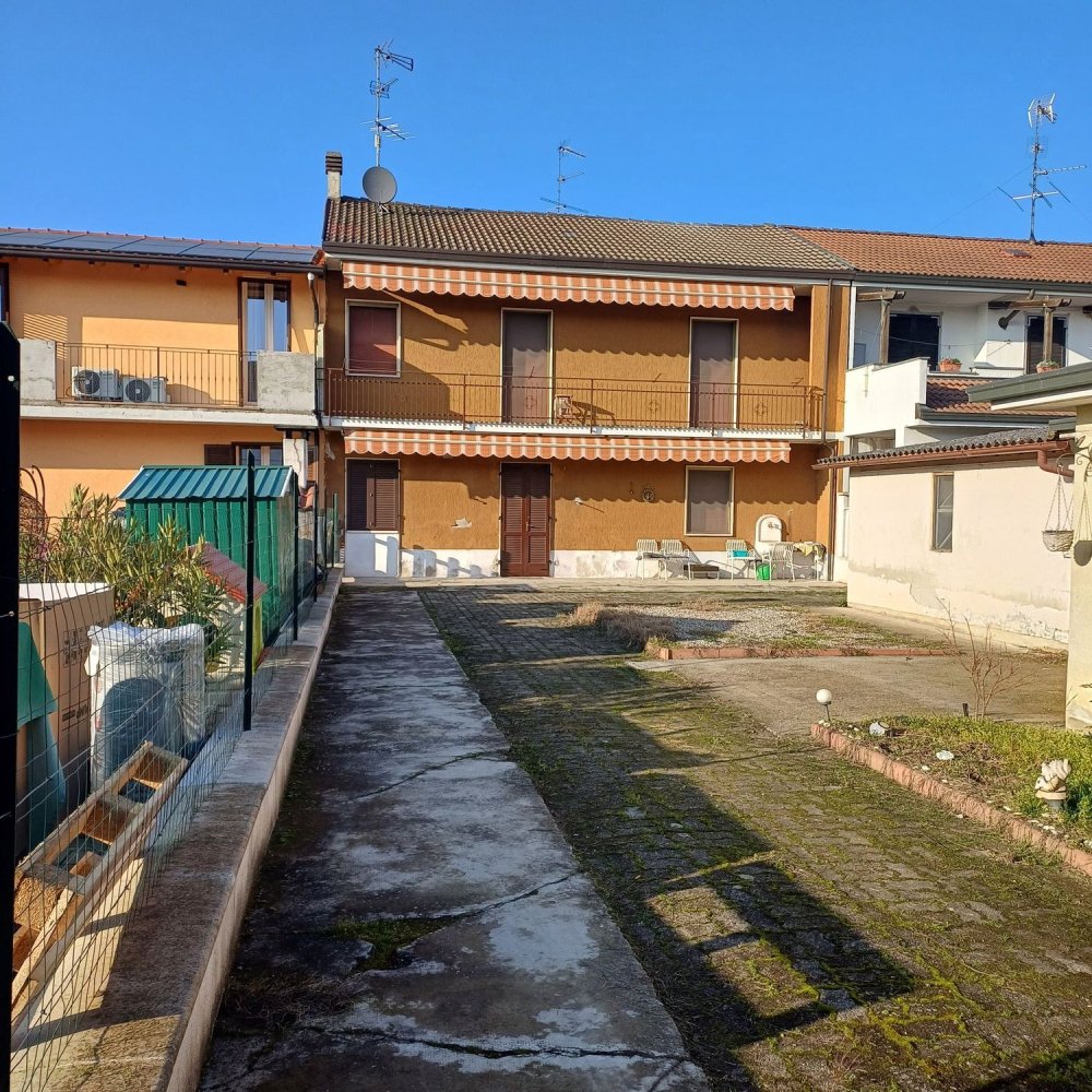 Дом с 5 комнатами в Борголаведзаро, Италия № 122988