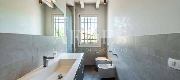 5 bedrooms Villa in Modena, Italy No. 267228 8