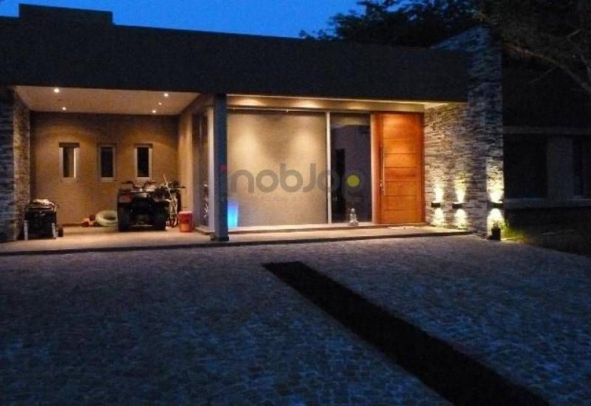 3 bedrooms House in Berazategui, Argentina No. 20188