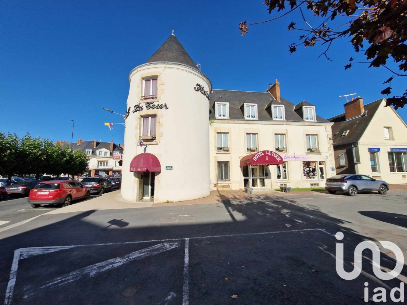 415m² Building in Sully-sur-Loire, France No. 215091