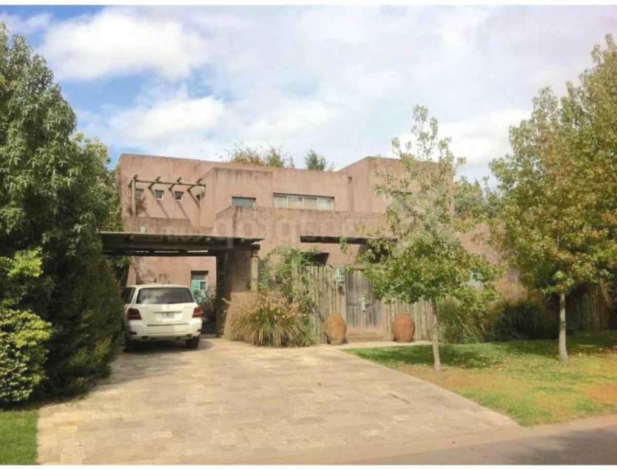 Casa de 4 dormitorios en Pilar, Argentina No. 51209