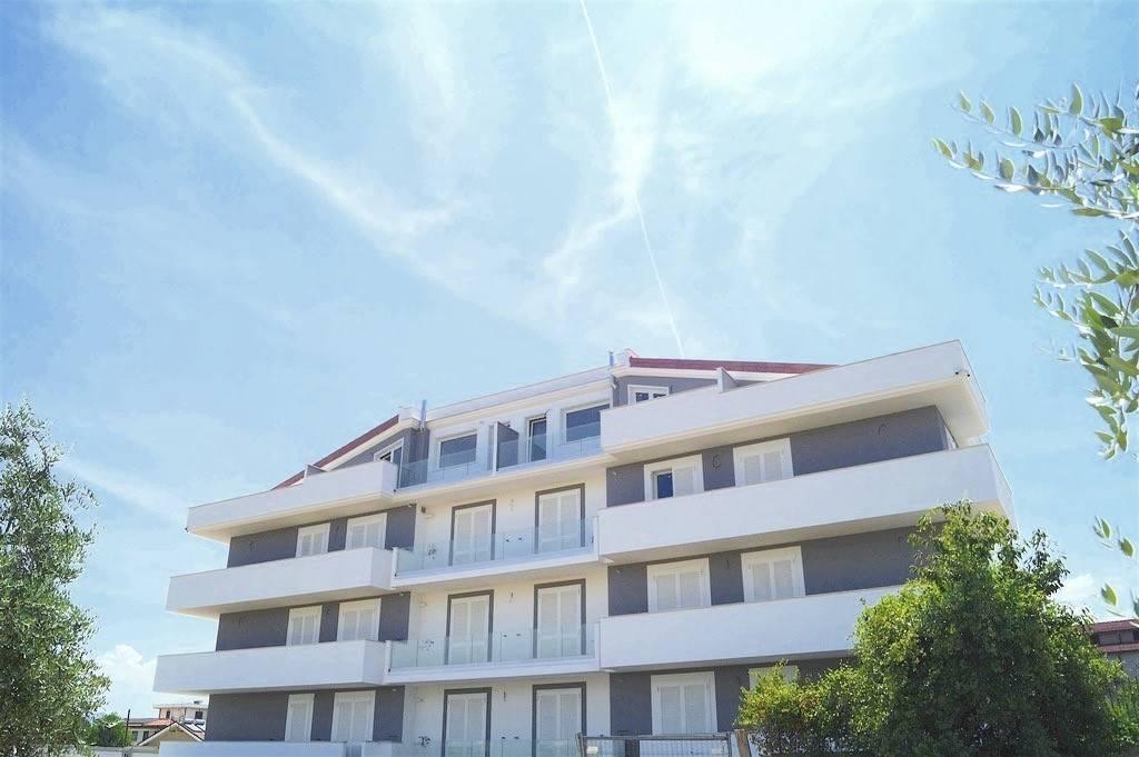 3 rooms Apartment in Rome, Italy No. 19237