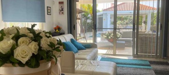 Villa de 4 dormitorios en Pyrgos, Cyprus No. 13844 9