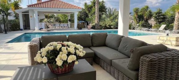 Villa de 4 dormitorios en Pyrgos, Cyprus No. 13844 8