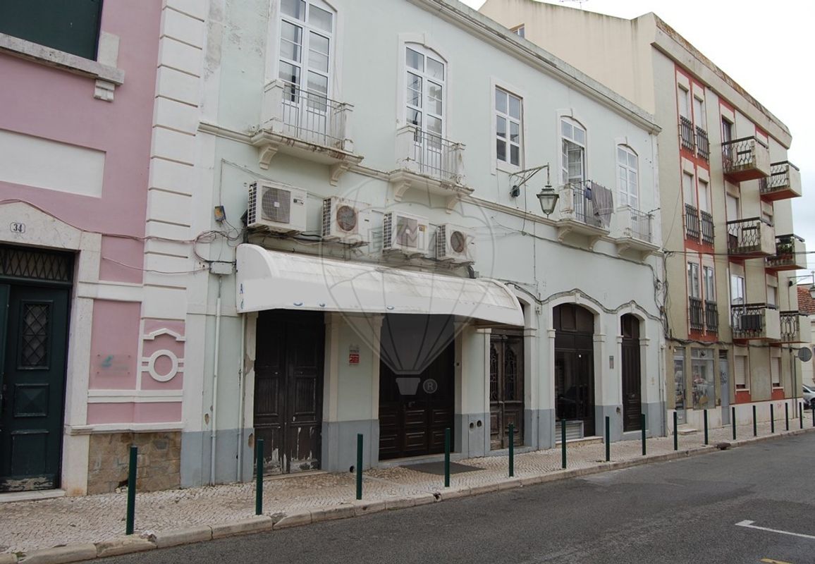 Edificio en Vila Franca de Xira, Portugal 659 m² No. 74472